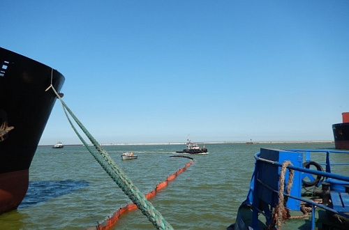 Сотрудники Черноморо-Азовского управления отработали действия по ликвидации разлива нефтепродуктов в порту Ейска
